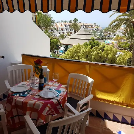 Apartamento Two Bedroom Beachfront No 3 With Sea-view, Heated Pool, Close To The Sea